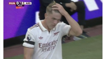 Viktor Gyokeres lebih banyak merapikan rambutnya semalam. Foto: X.com