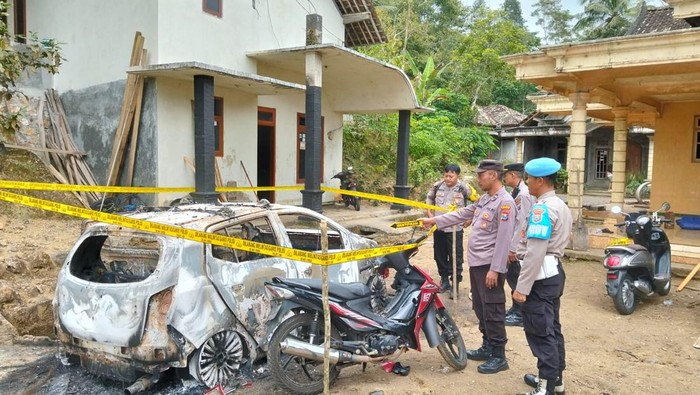 Mobil kades di Trenggalek dibakar