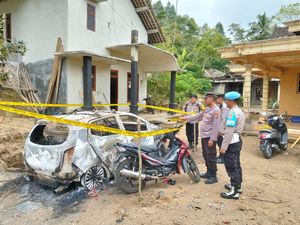 Mobil Kades Wonokerto Trenggalek Dibakar Warga, Pelaku Lari ke Hutan