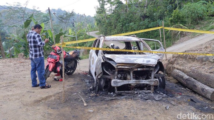 Mobil Kades Wonokerto, Trenggalek yang dibakar pria diduga ODGJ yang mengamuk usai membacok kambing tetangga.