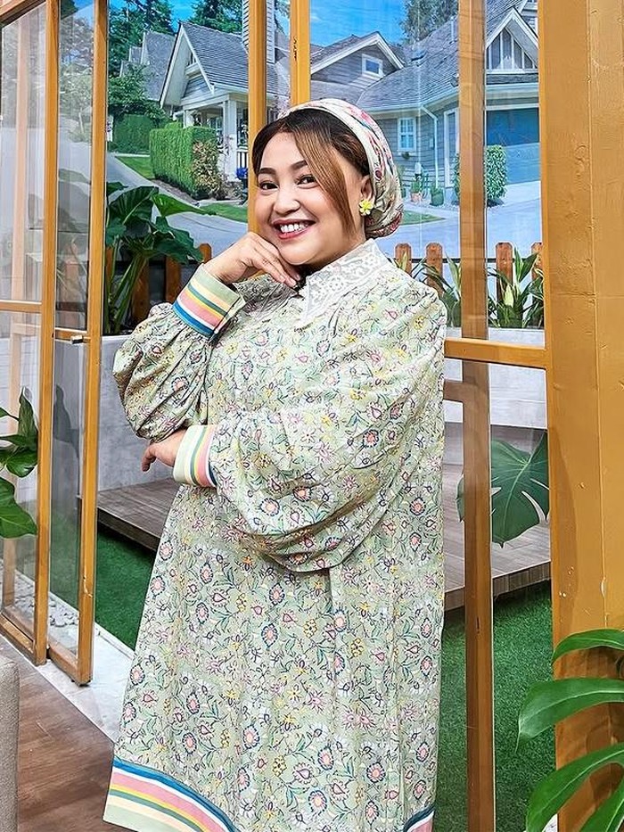 Mpok Alpa Selalu Tampil Ceria di Depan Kamera
