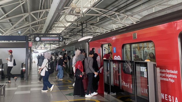 MRT di Stasiun MRT ASEAN, kawasan CSW, 18 Agustus 2025.