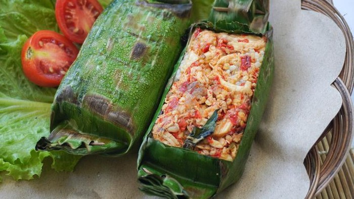 Resep nasi bakar ayam bumbu pedas gurih campur kemangi