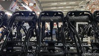 Rangka-rangka polos yang sudah terbentuk dan dilas bergerak secara otomatis ke jalur produksi. Para pekerja lalu memasang semua komponen. Dalam hitungan menit, rangka polosan itu menerima motor, controller, baterai, body, jok, dan masih banyak lagi. Foto: Ridwan Arifin