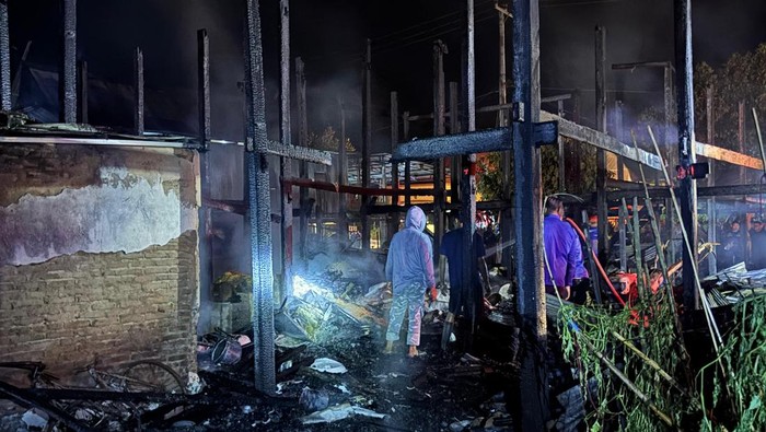 Kebakaran melanda rumah warga berinisial D (69) di Kabupaten Pangkep, Sulawesi Selatan (Sulsel).
