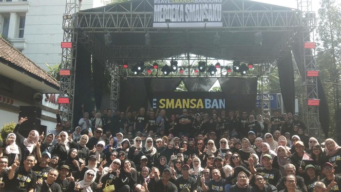 Para alumni Smansa Bandung saat merayakan HUT Kemerdekaan RI ke-80 sekaligus menyampaikan suara perlawanan di tengah sengketa lahan.
