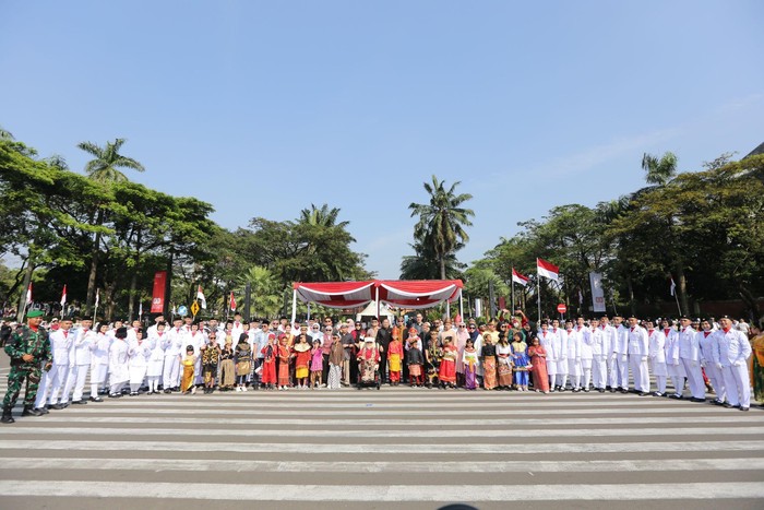 ParagonCorp menggelar upacara bendera di Taman Mini Indonesia Indah (TMII), Jakarta.
