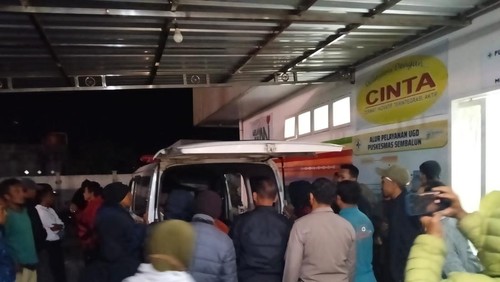 Penjemputan jenazah korban oleh keluarga korban di PKM Sembalun, NTB. (Foto Dok. Humas Polres Lombok Timur).