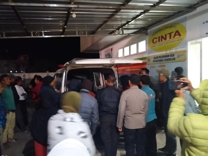 Penjemputan jenazah korban oleh keluarga korban di PKM Sembalun, NTB. (Foto Dok. Humas Polres Lombok Timur).