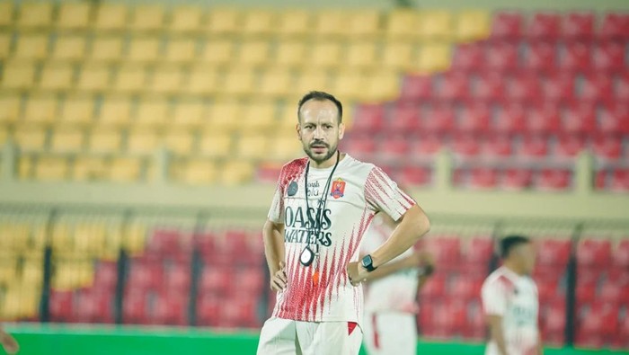 Pelatih Kepala Persijap Jepara, Mario Lemos saat memimpin timnya latihan. Foto diunggah Senin (18/8/2025).
