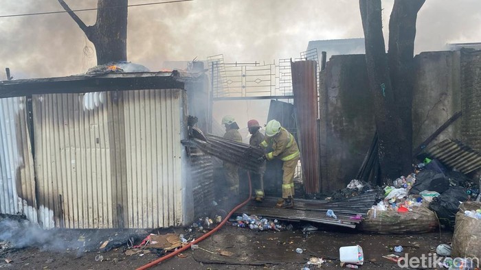 Penampakan gudang rongsok kan terbakar di Bandung.