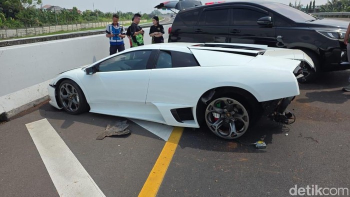 Penampakan Lamborghini remuk usai menabrak pembatas jalan di Tol Kunciran, Tangerang.
