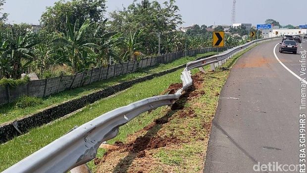 Penampakan Lamborghini remuk usai menabrak pembatas jalan di Tol Kunciran, Tangerang.