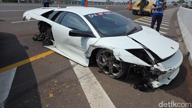 Penampakan Lamborghini remuk usai menabrak pembatas jalan di Tol Kunciran, Tangerang.