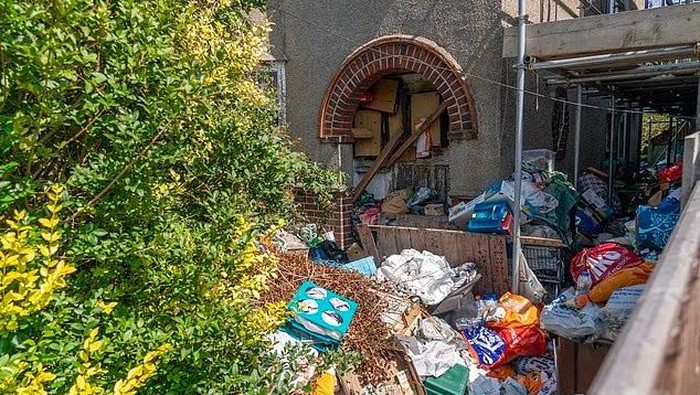 Penampakan rumah Roger yang penuh sampah