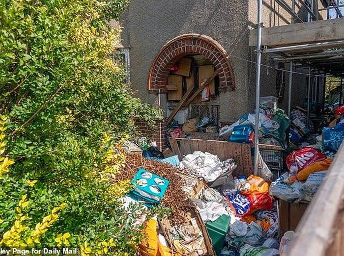 Penampakan rumah Roger yang penuh sampah
