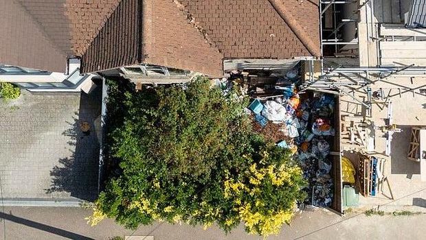 Penampakan rumah Roger yang penuh sampah