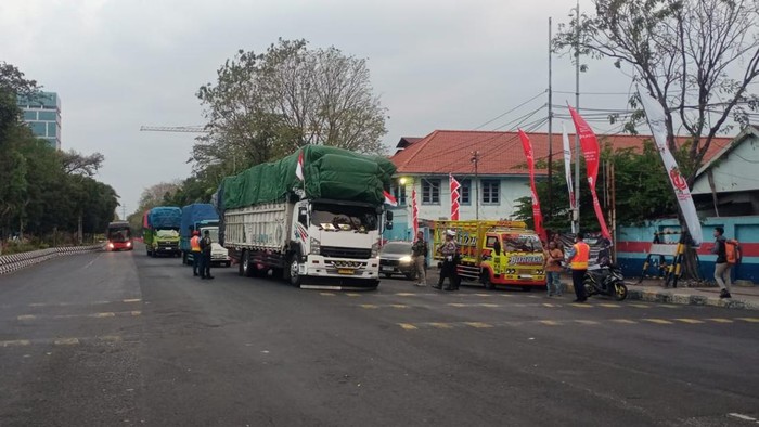 Penertiban truk odol di Surabaya