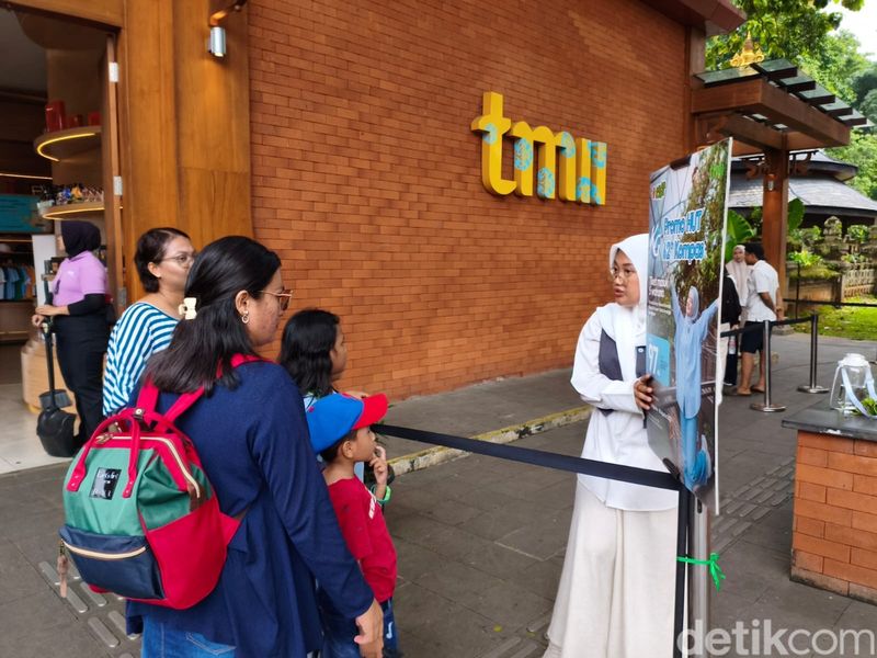 Pengunjung TMII