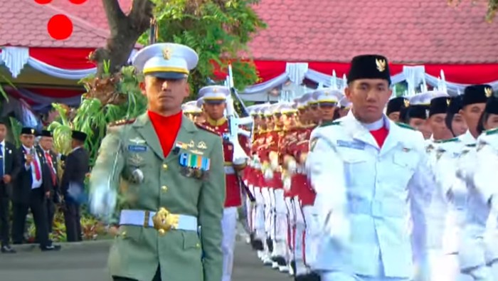 Pelajar asal Medan menjadi Danpok 17 saat Upacara Penurunan Bendera Merah Putih di Istana Negara