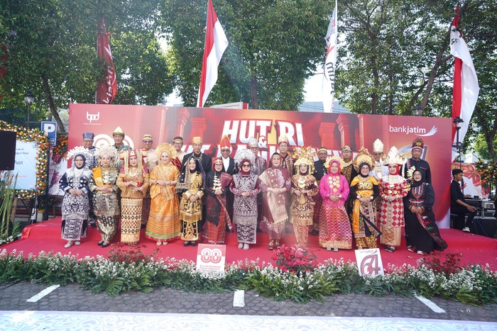 Peringatan Hari Ulang Tahun (HUT) ke-80 Republik Indonesia sekaligus HUT ke-64 PT Bank Pembangunan Daerah Jawa Timur Tbk (Bank Jatim) berlangsung meriah. Peringatan tersebut secara serentak dilaksanakan di Kantor Pusat dan seluruh Kantor Cabang Bank Jatim.
