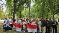 Pasukan pengibaran bendera terdiri dari 6 orang yang dipilih dan diseleksi oleh KBRI Budapest. KBRI Budapest juga menyelenggarakan prosesi potong tumpeng sebagai bentuk rasa syukur kehadirat Tuhan Yang Maha Esa atas kenikmatan dan kemerdekaan yang diberikan untuk rakyat Indonesia. Foto: PPI Hungaria