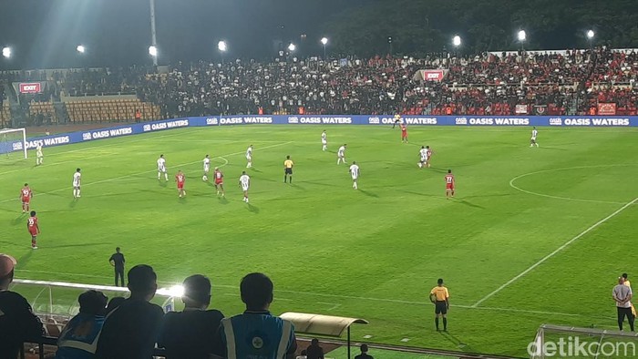 Pertandingan Persijap Jepara melawan Persib Bandung di Stadion Gelora Bumi Kartini Jepara, Senin (18/8/2025).
