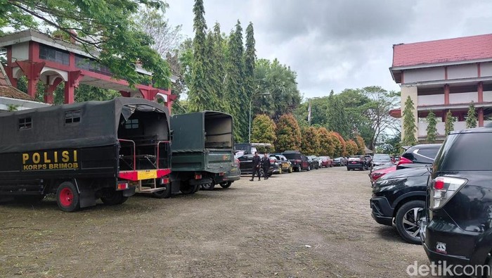 Personel TNI-Polri berjaga di kantor DPRD Bone jelang paripurna penetapan Ranperda RPJMD.