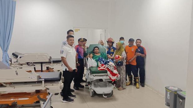Petugas Damkar Kota Mataram melepaskan tangan salah satu warga Gunungsari yang terjepit di mesin penggilingan daging bakso, Senin (18/8/2025).