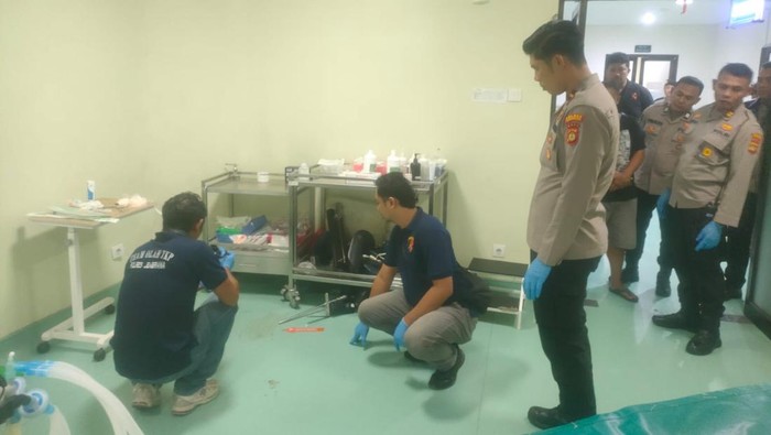 Petugas Inafis Polres Jembrana melakukan olah TKP  terkait perawat yang ditemukan tewas di RSU Balimed Negara, Jembrana, Bali.  (Foto: Dok. Polres Jembrana)
