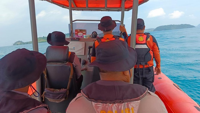 Petugas melakukan pencarian terhadap penumpang KMP Mufidah yang melompat dari kapal