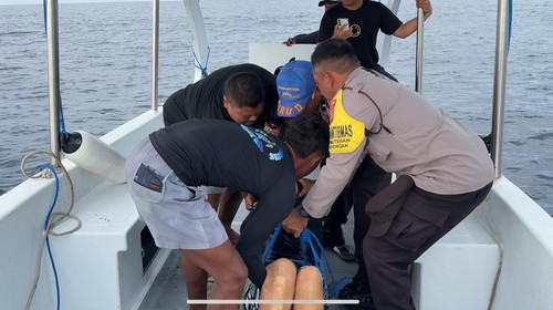 Petugas mengevakuasi jenazah turis Spanyol yang tewas saat menembak ikan di Buleleng, Minggu (17/8/2025).