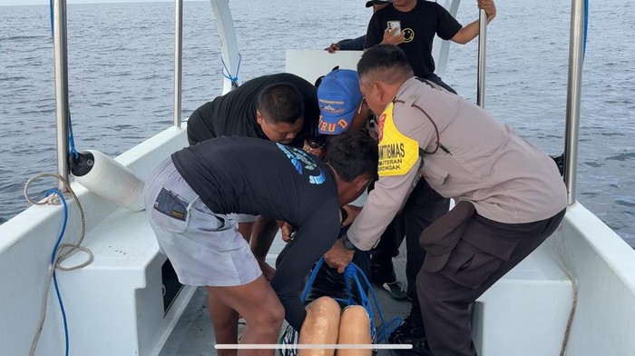 Petugas mengevakuasi jenazah turis Spanyol yang tewas saat menembak ikan di Buleleng, Minggu (17/8/2025).