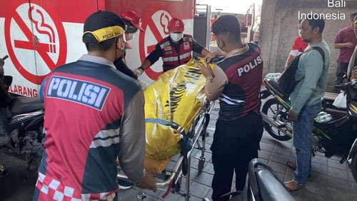 Evakuasi petugas SPBU Suwung I Ketut Selamat, Minggu (18/8/2025). (Humas Polda Bali)