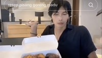 Pisang goreng madu Pinkan Mambo ini menjadi perbincangan bukan hanya karena harganya yang mahal. Pisang goreng Pinkan Mambo ini penampakannya terlalu hitam seperti gosong.Foto: TikTok @rey.watofa / @pinkanmambo_