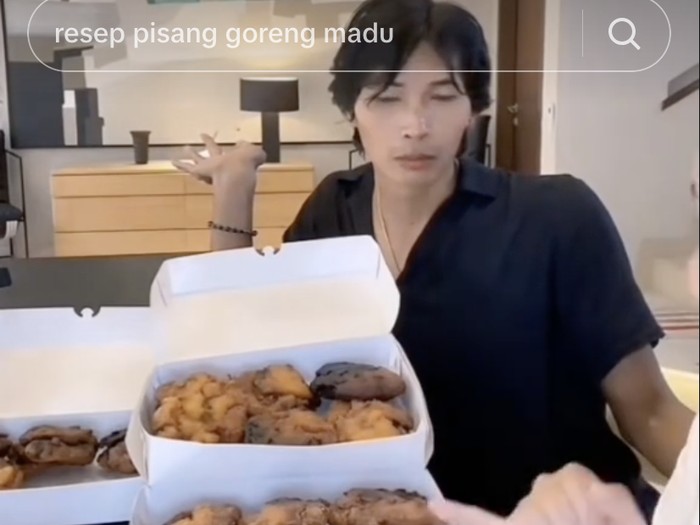 Pinkan Mambo jualan pisang goreng