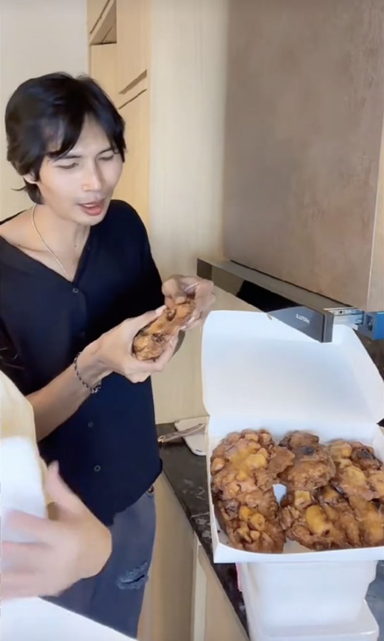Pinkan Mambo jualan pisang goreng