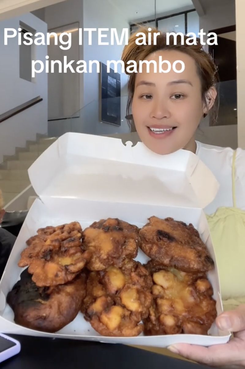Pinkan Mambo jualan pisang goreng