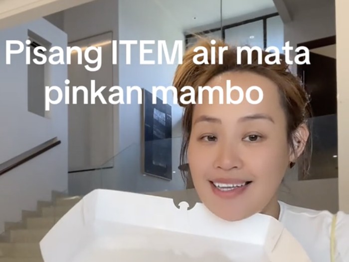 Pinkan Mambo jualan pisang goreng