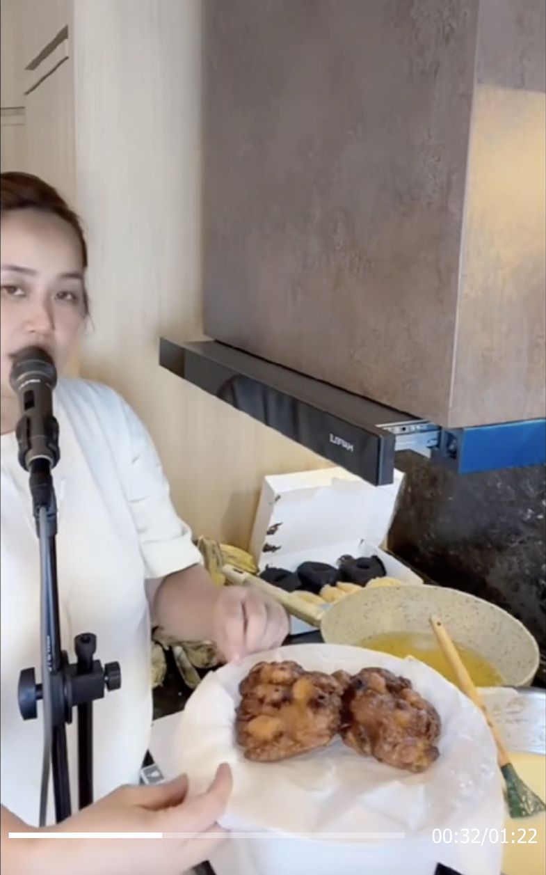 Pinkan Mambo jualan pisang goreng