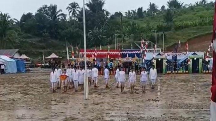 Paskibra Kecamatan Taluditi, Kabupaten Pohuwato, Gorontalo, viral di media sosial. Pasalnya, paskibra tingkat kecamatan itu tetap menjalankan tugasnya di lapangan yang becek hingga mereka bak mandi lumpur.