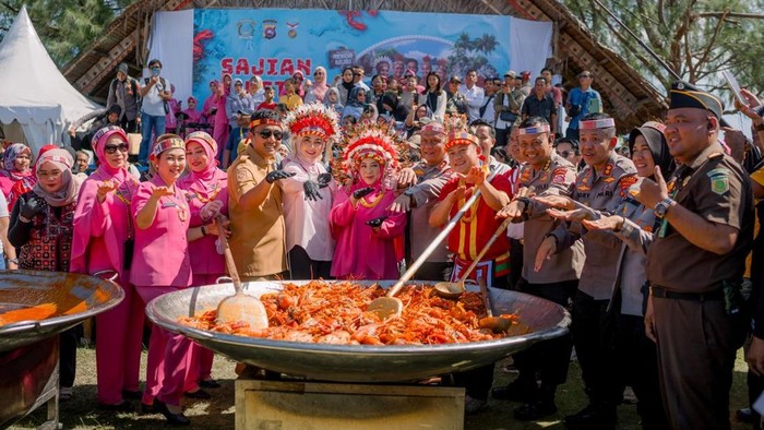 Polda Sumbar merih rekor MURI lewat sajian 300 kilogram Lobster Saus Padang di Mentawai, Selasa (18/8/2025).