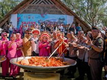 Polda Sumbar Pecahkan Rekor MURI Lewat Sajian 300 Kg Lobster Saus Padang
