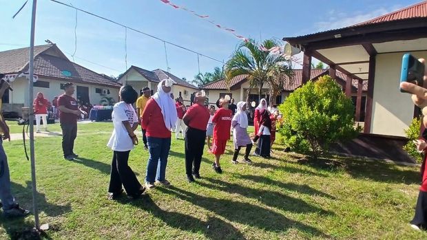Polisi dan warga memeriahkan HUT ke-80 RI dengan sejumlah perlombaan, Senin (18/8/2025).