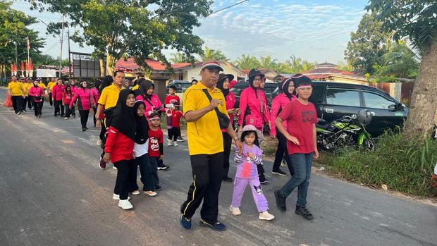 Polisi dan warga memeriahkan HUT ke-80 RI dengan sejumlah perlombaan, Senin (18/8/2025).