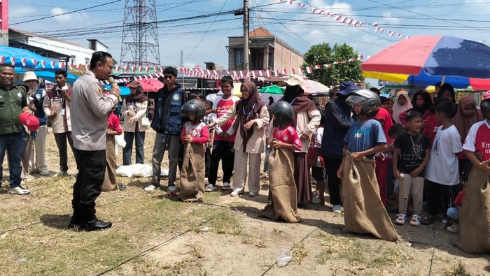 Polisi dan warga memeriahkan HUT ke-80 RI dengan sejumlah perlombaan, Senin (18/8/2025).