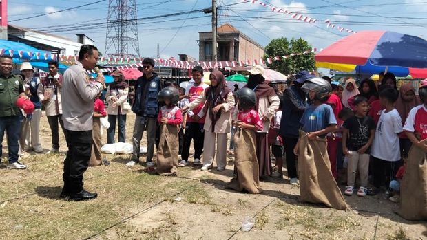 Polisi dan warga memeriahkan HUT ke-80 RI dengan sejumlah perlombaan, Senin (18/8/2025).