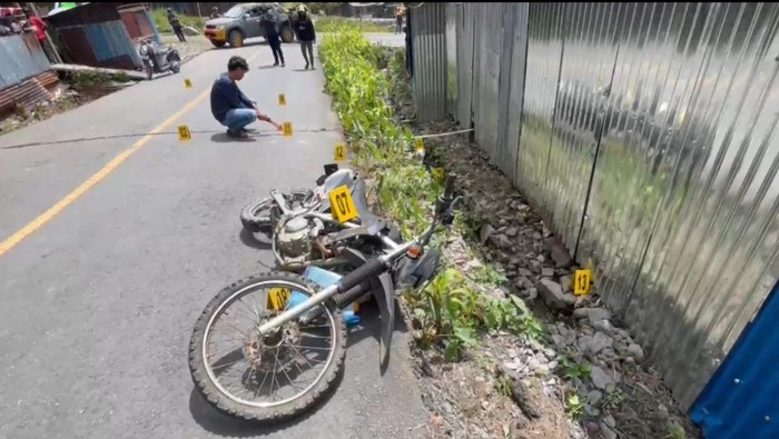 Polisi menggelar olah TKP penembakan Brigpol Ronald Enok di Puncak Jaya.