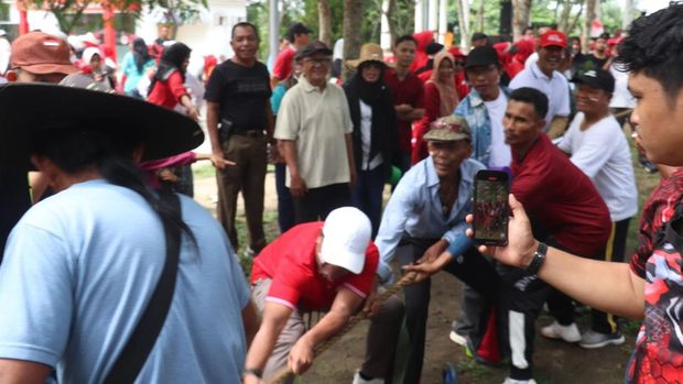 Polres Pelalawan dan warga merayakan HUT RI ke-80 dengan permainan tradisional.