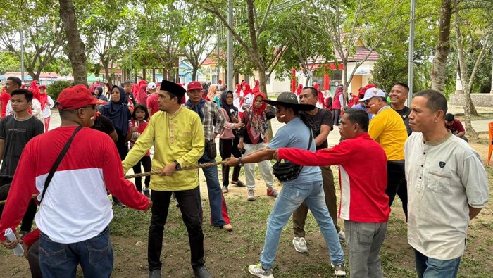 Polres Pelalawan dan warga merayakan HUT RI ke-80 dengan permainan tradisional.